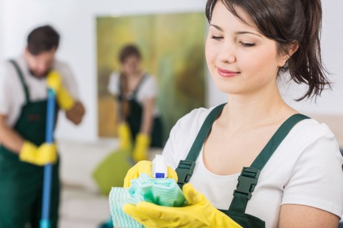 Move-out deep cleaning for a furnished property in N7